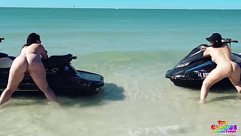 Two pawgs having fun at sea worlddddd