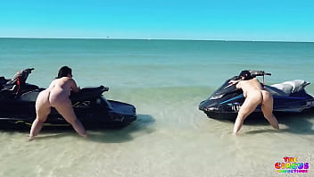 Two pawgs having fun at sea worlddddd