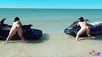 Two pawgs having fun at sea worlddddd