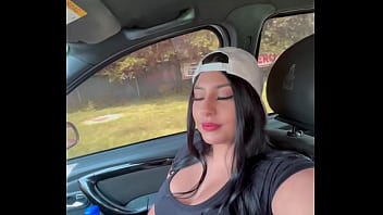 Follando en publico en un auto big cum face