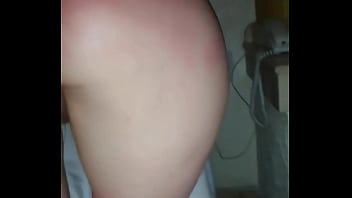 Golpeando sus nalgotas