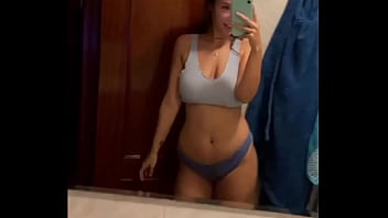 Te vas a correr viendo a esta tetona