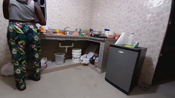 Morena culona sexy en la cocina cacero