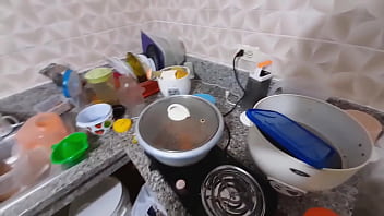 Morena culona sexy en la cocina cacero