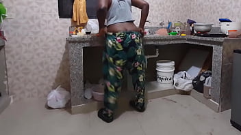 Morena culona sexy en la cocina cacero