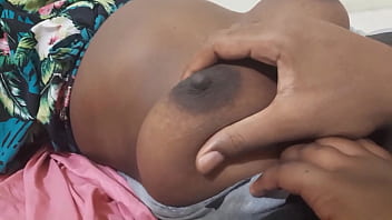 Morena culona sexy en la cocina cacero