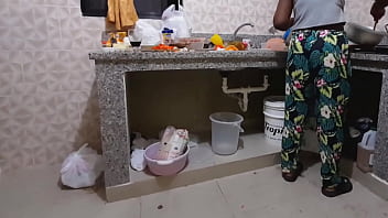 Morena culona sexy en la cocina cacero