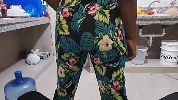 Morena culona sexy en la cocina cacero