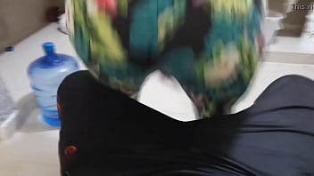 Morena culona sexy en la cocina cacero