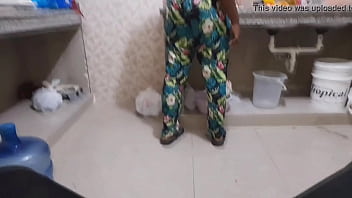 Morena culona sexy en la cocina cacero