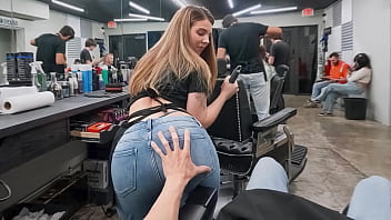 Manoseando El Culo De La Limpiadora Jovencita De La Barbería Pervteen thumbnail