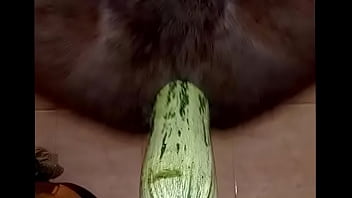 Enfiando O Legume No ânus thumbnail