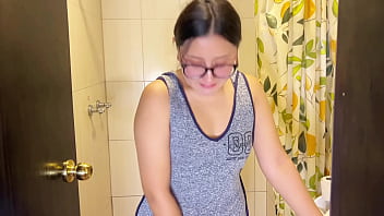 Pequeña sirvienta latina sabe como complacer a su jefe