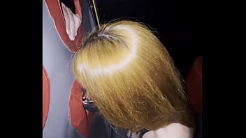 Mamei um cara na cabine do glory hole na casa de swing ele quase estourou a lona com a gozada