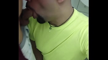 Mlk pauzudo empurrando na minha boca banheiro lotado e eu só pensando em mamar Mlk pauzudo empurrando na minha boca banheiro lotado e eu só pensando em mamar