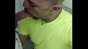 Mlk pauzudo empurrando na minha boca banheiro lotado e eu só pensando em mamar