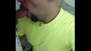 Mlk pauzudo empurrando na minha boca banheiro lotado e eu só pensando em mamar