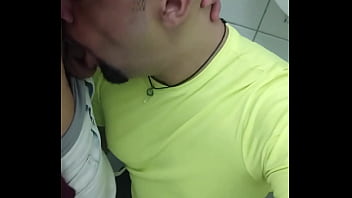 Mlk pauzudo empurrando na minha boca banheiro lotado e eu só pensando em mamar