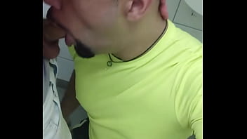 Mlk pauzudo empurrando na minha boca banheiro lotado e eu só pensando em mamar