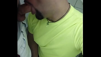 Mlk pauzudo empurrando na minha boca banheiro lotado e eu só pensando em mamar