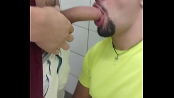 Mlk pauzudo empurrando na minha boca banheiro lotado e eu só pensando em mamar