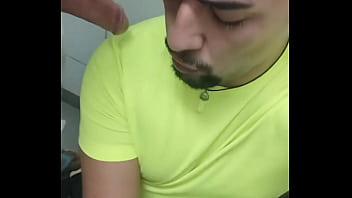 Mlk pauzudo empurrando na minha boca banheiro lotado e eu só pensando em mamar Mlk pauzudo empurrando na minha boca banheiro lotado e eu só pensando em mamar