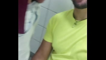 Mlk pauzudo empurrando na minha boca banheiro lotado e eu só pensando em mamar