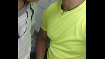 Mlk pauzudo empurrando na minha boca banheiro lotado e eu só pensando em mamar