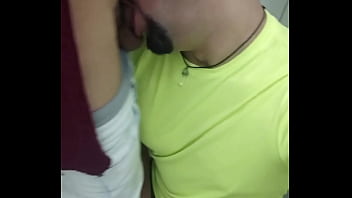 Mlk pauzudo empurrando na minha boca banheiro lotado e eu só pensando em mamar