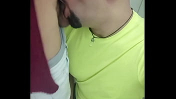 Mlk pauzudo empurrando na minha boca banheiro lotado e eu só pensando em mamar