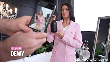 Photographer fucks busty brunette after she drops her outfit beauty4k