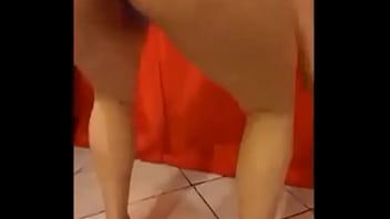 Loira rebolando de fantasia