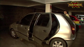 Manobrista meteu a piroca na loiraça na frente do corno manso