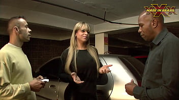 Manobrista meteu a piroca na loiraça na frente do corno manso