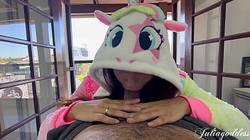 Uma unicórnea gostosa da um boquete mágico