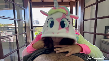 Uma unicórnea gostosa da um boquete mágico