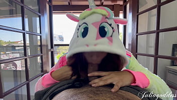 Uma unicórnea gostosa da um boquete mágico