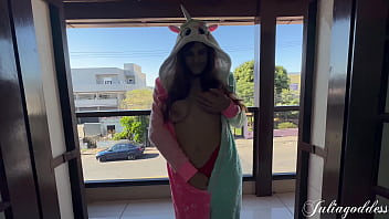 Uma unicórnea gostosa da um boquete mágico