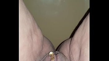 Chatte qui pisse debout