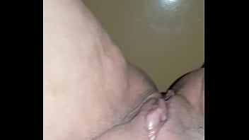 Chatte qui pisse debout