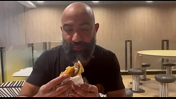 Levei a safada no fast food e depois arrastei pra casa comi a buceta e gozei no cuzinho dela