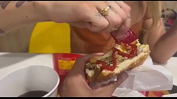 Levei a safada no fast food e depois arrastei pra casa comi a buceta e gozei no cuzinho dela