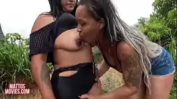 Aventura com o casal na praia