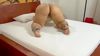 Hermosa milf culona provocando en tanga