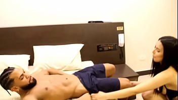 Oferecendo um presente misterioso pra um mlk na rua