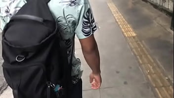 Oferecendo um presente misterioso pra um mlk na rua