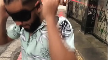 Oferecendo um presente misterioso pra um mlk na rua