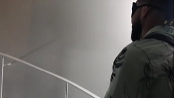 Oferecendo um presente misterioso pra um mlk na rua