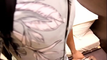 Oferecendo um presente misterioso pra um mlk na rua