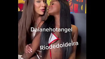 Eu e bonequinha brincamos gostoso